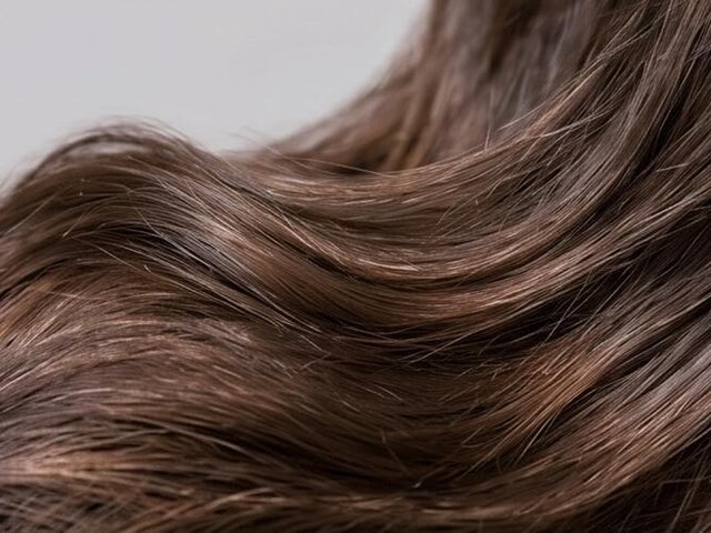 ¿Cómo evitar la deshidratación y rotura del cabello en verano?