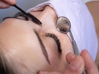 ¿Extensiones o tinte de pestañas? Te ayudamos a saber qué es lo mejor para tu mirada