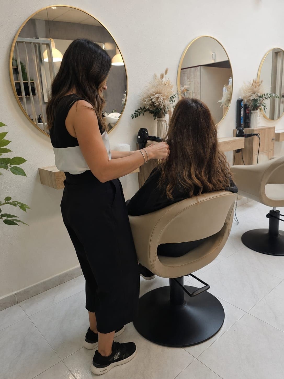 Especialistas en color, balayage y AirTouch en Bertamiráns